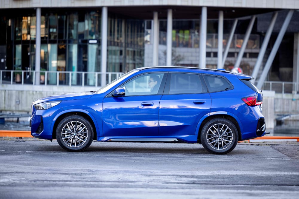 Blå BMW Ix1